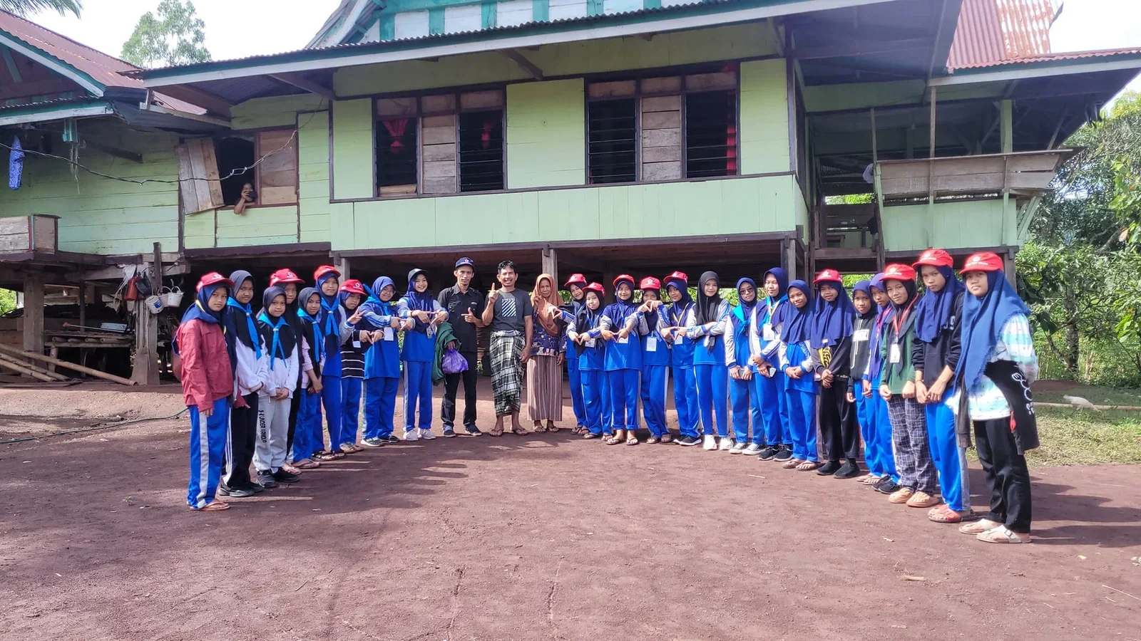 Kegiatan Palang Merah Remaja MTsN 1 Tana Toraja