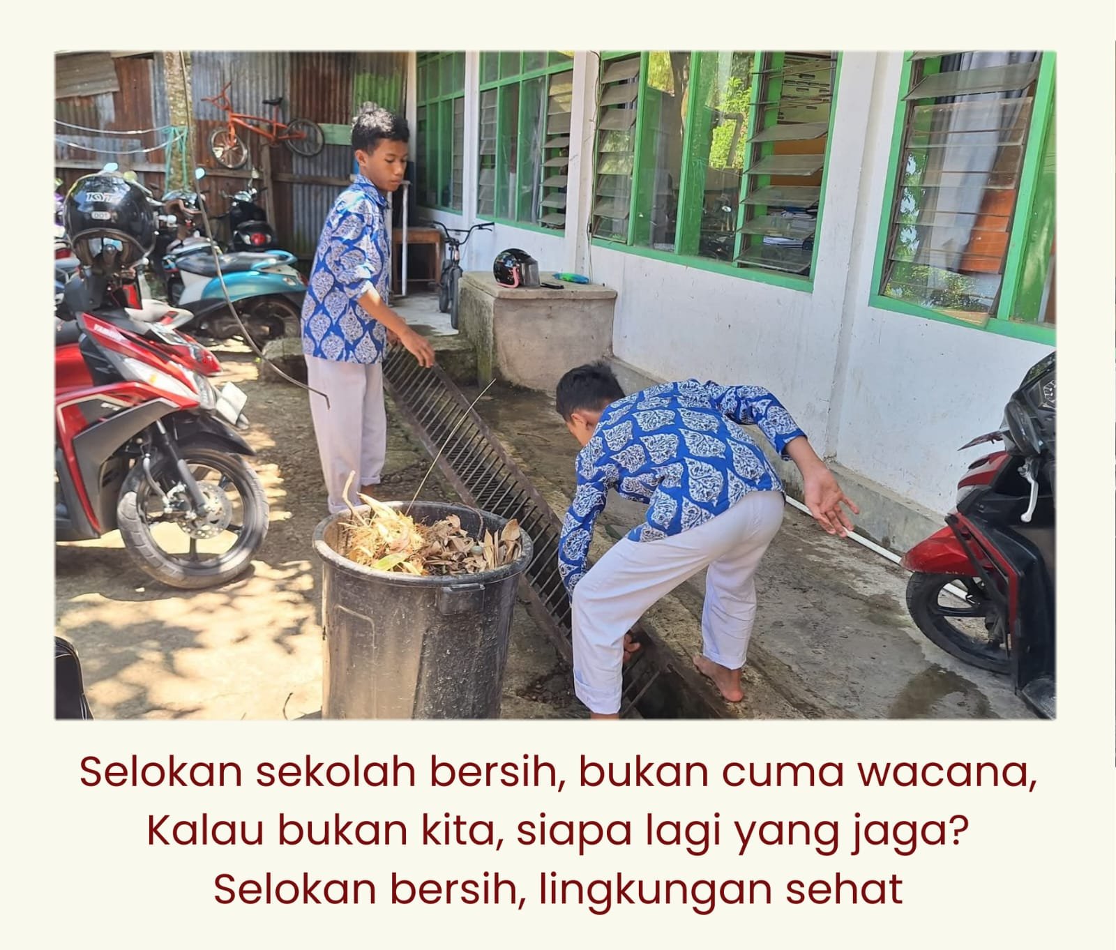 Siswa praktik penyiraman tanaman secara efisien