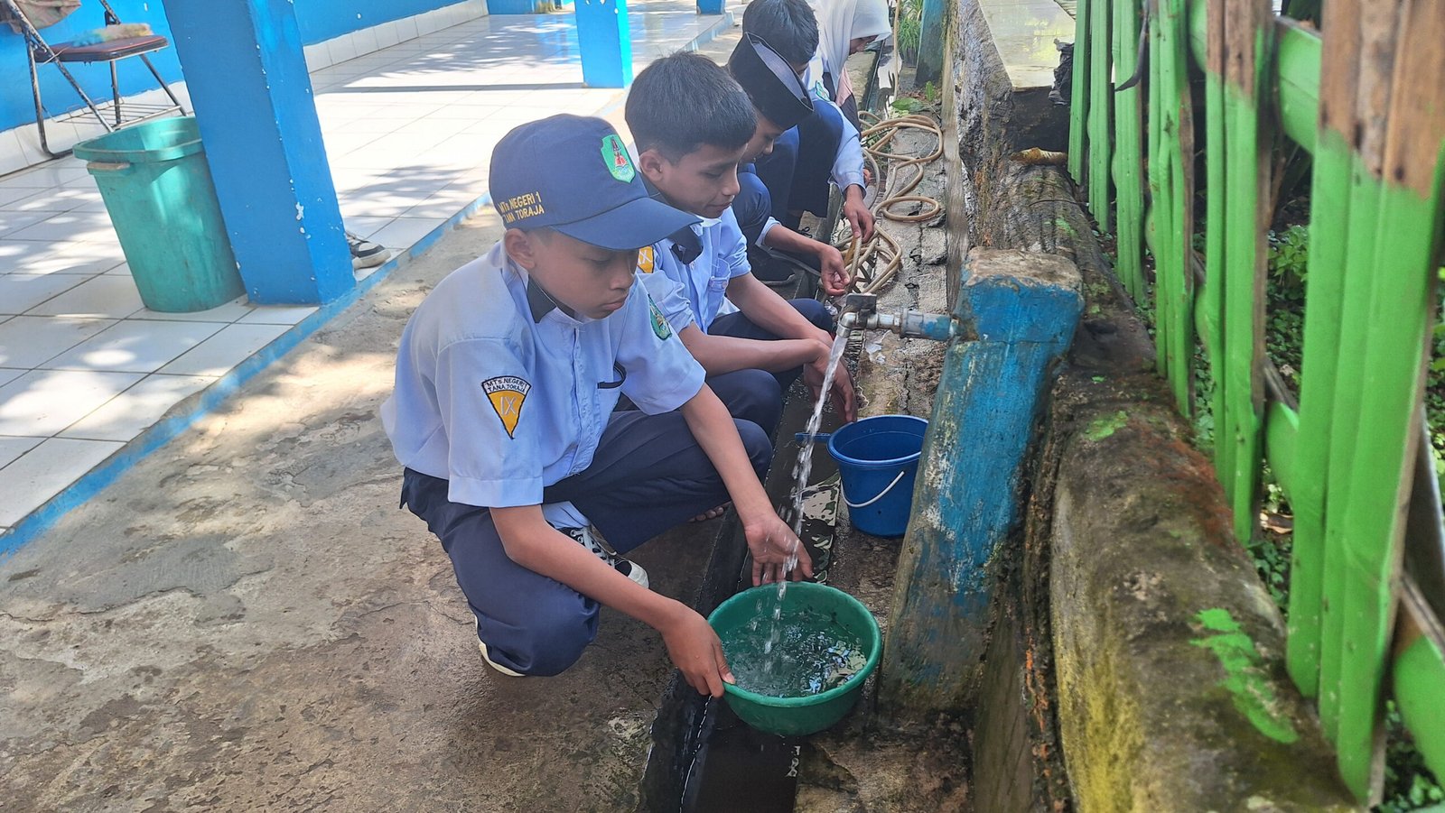 Poster kampanye hemat air di fasilitas Madrasah