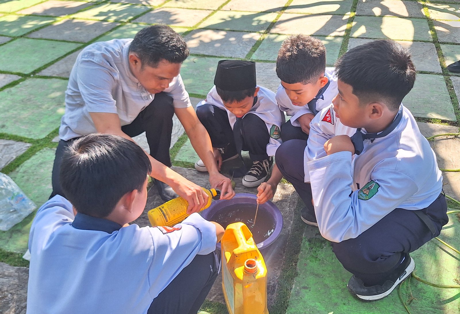 Siswa mengolah kompos di Komposter