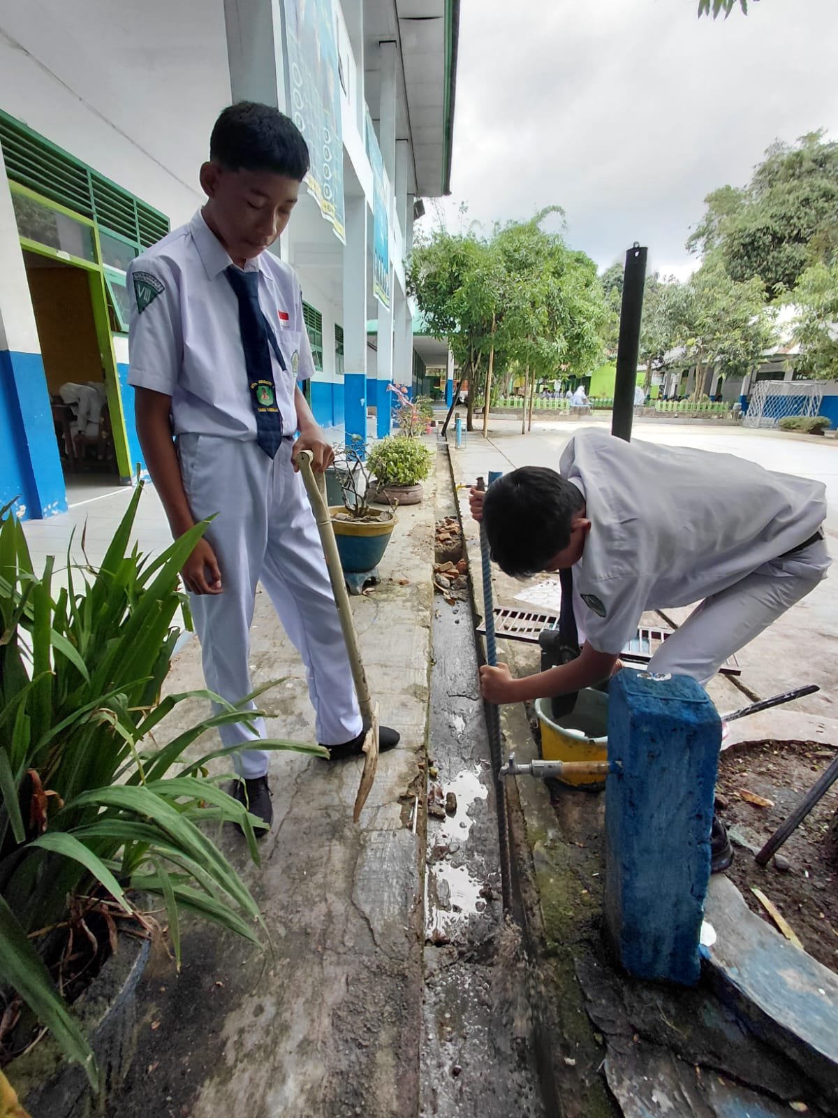 Pengecekan saluran sanitasi dan drainase