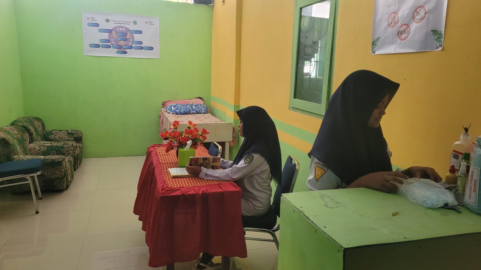 Kegiatan pelayanan di ruang UKS