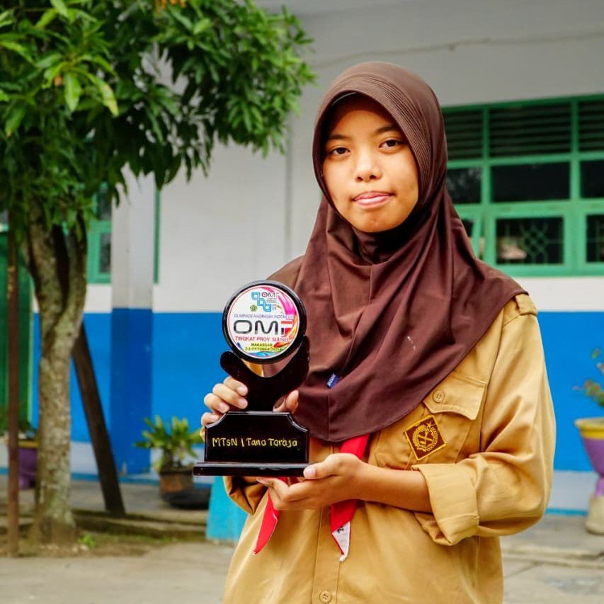 Foto Gheshiya menerima penghargaan atau sedang belajar